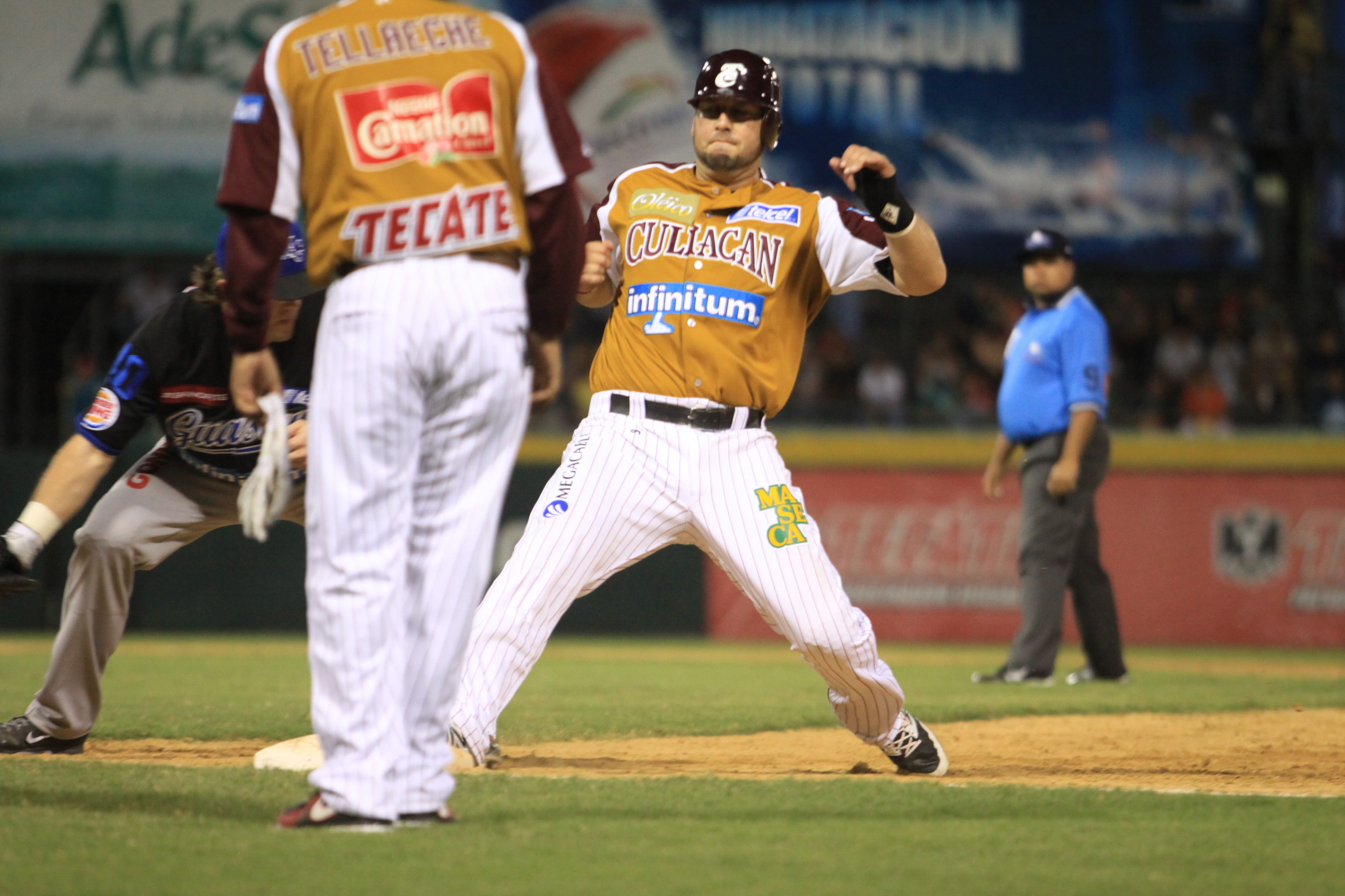 20-10-13 Emmanuel Valdez fue de los que conectó hit por la ofensiva guinda