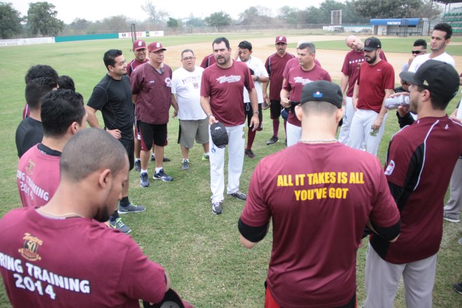 30-01-15 Benjamín Gil habla con sus jugadores previo al enrtrenamiento