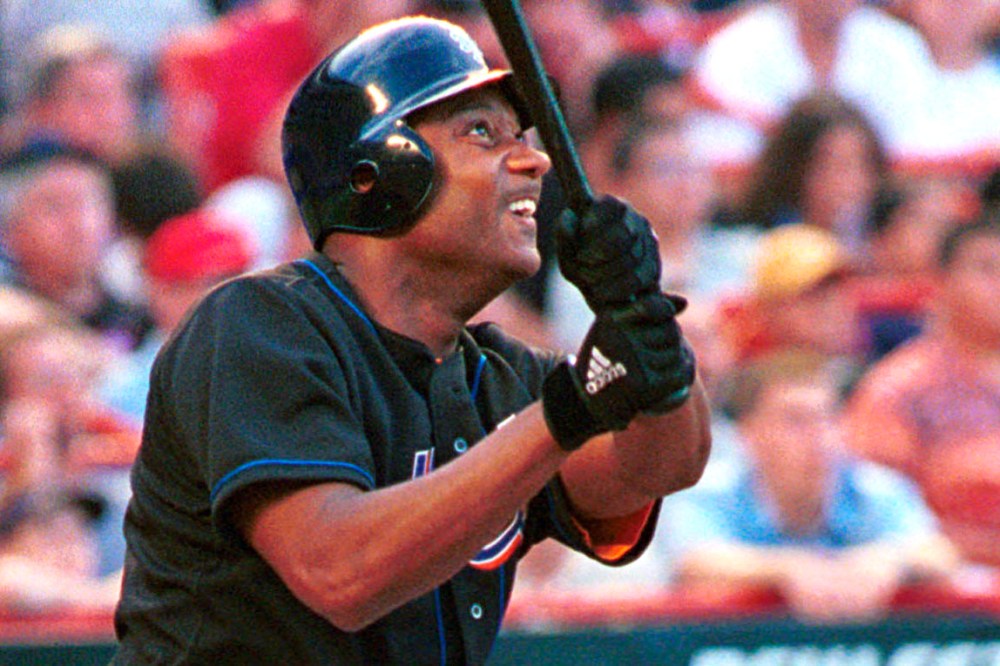 [TRANSMISSION REFERENCE?]: S-062201METS1DH:Queens,NY June 22, 2001 --- 06-22-01    Mets Braves     DH     Darryl Hamilton watches first inning Home   Run Clear the right field fence against Braves Odalis Perez. --- DH/Don Halasy   New York Post