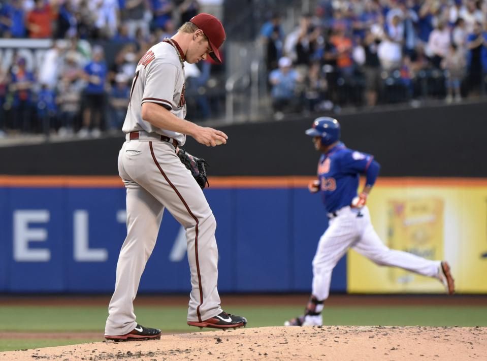 Chase Anderson, de los Diamondbacks, espera a que Michael Cuddyer, de los Mets, rodee las bases tras que le pegara jonrón. Associated Press