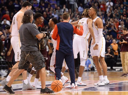 Cats hilvanan tercer&nbsp;triunfo