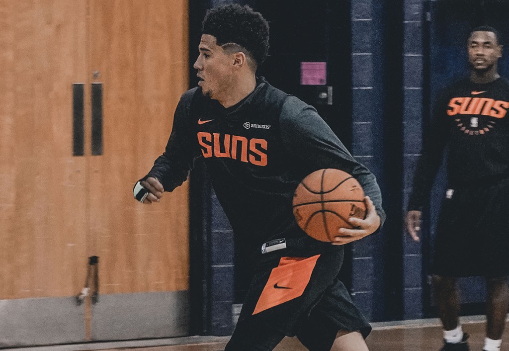 Booker entrena tiro de&nbsp;zurda