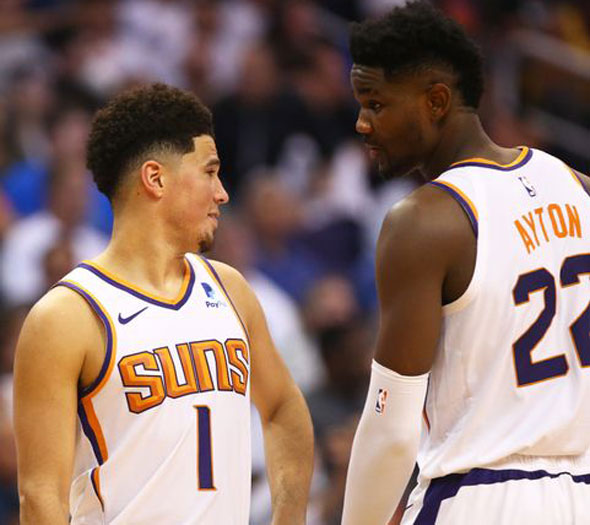 Booker y Ayton  guían a&nbsp;Soles