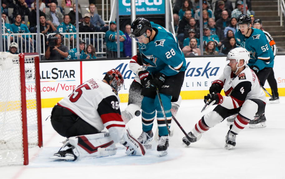 Coyotes devoran a&nbsp;Sharks