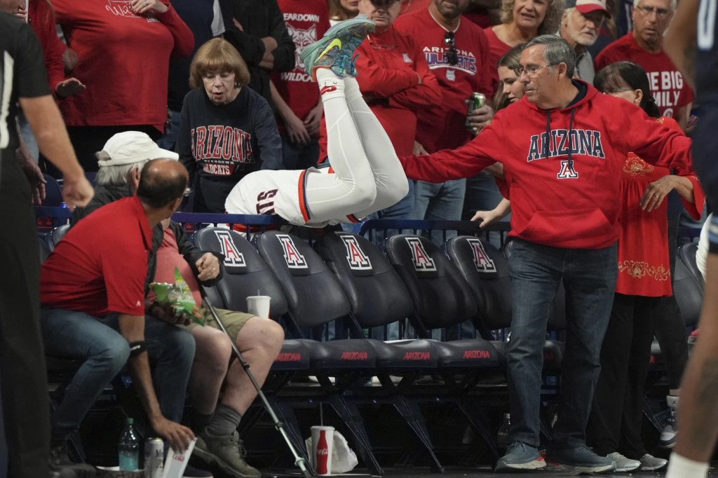 Doble-doble de Awaka para la segunda victoria de Arizona