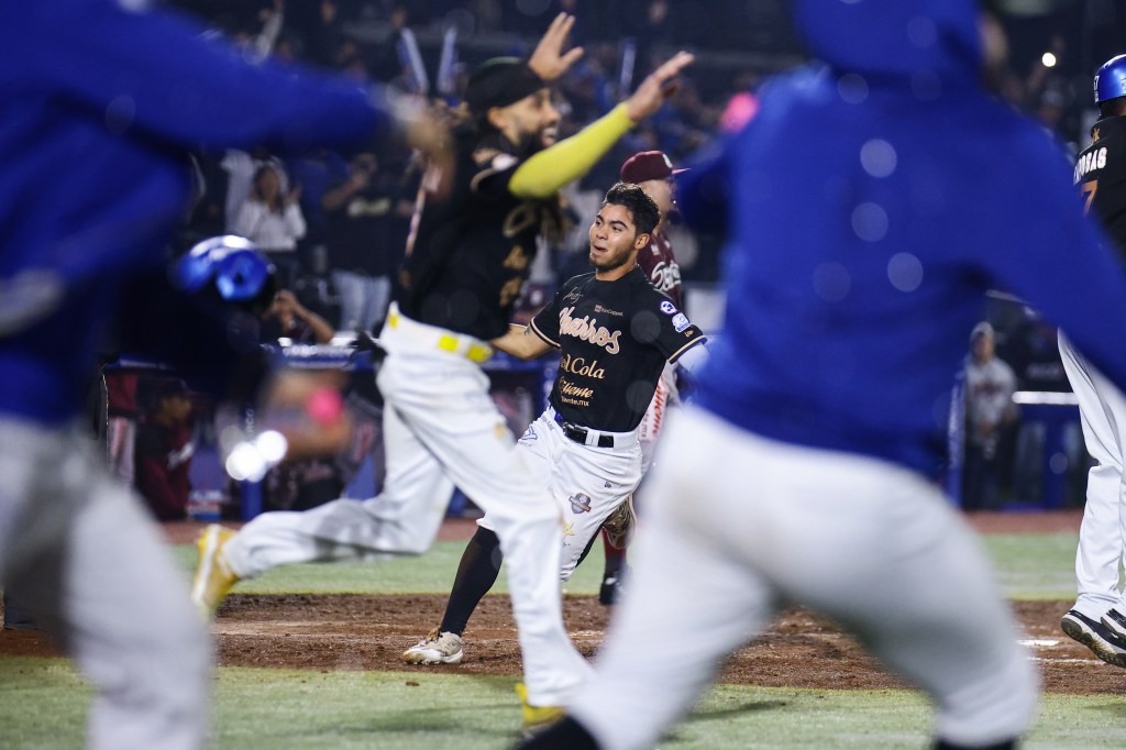 Gil se viste de héroe para&nbsp;Charros