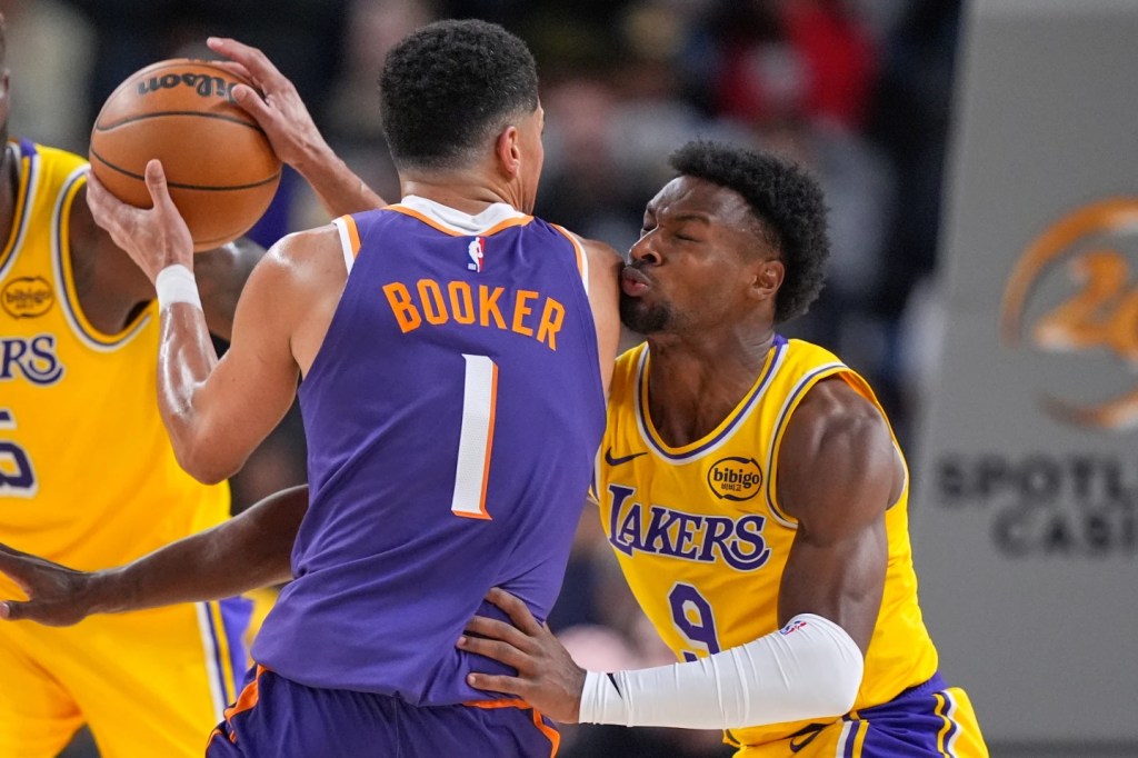 Suns someten a Lakers al arrancar la&nbsp;pretemporada