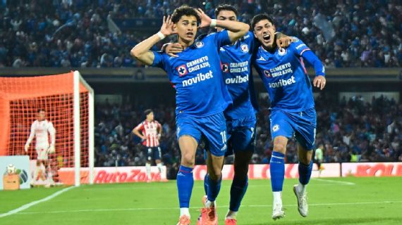 Cruz Azul liquida a las Chivas; Chicharito falla&nbsp;penal
