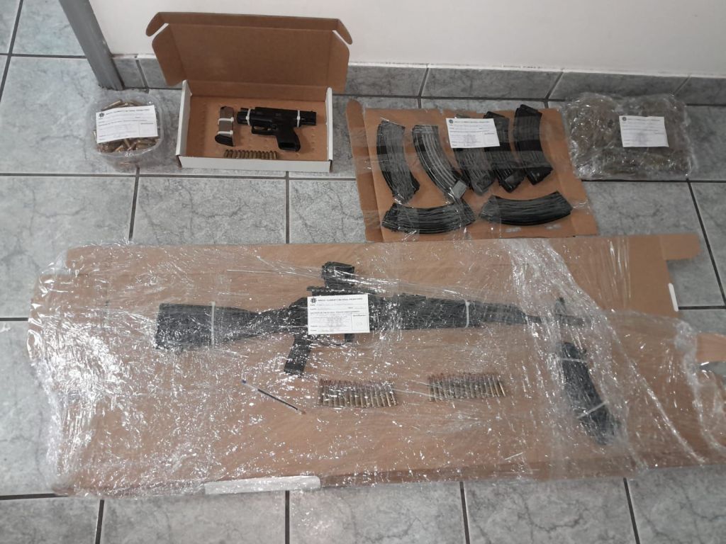 Detenidos con armas, cartuchos y equipo&nbsp;táctico