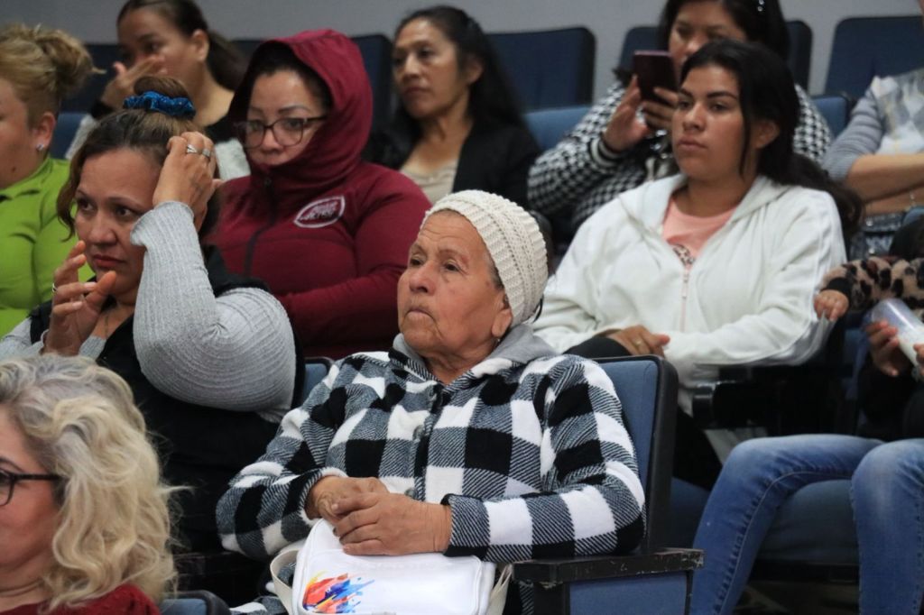Llevan cenas navideñas a sesenta&nbsp;familias