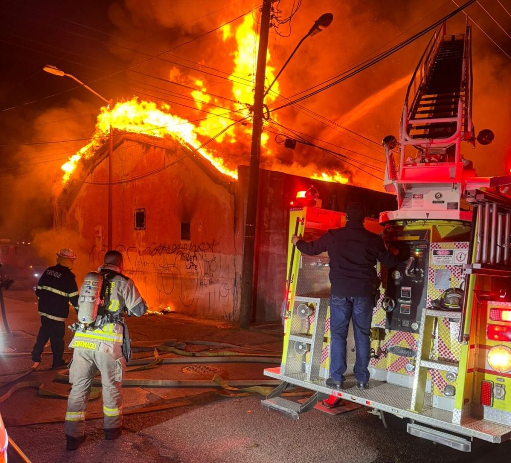Moviliza incendio bomberos de ambos lados de la&nbsp;frontera