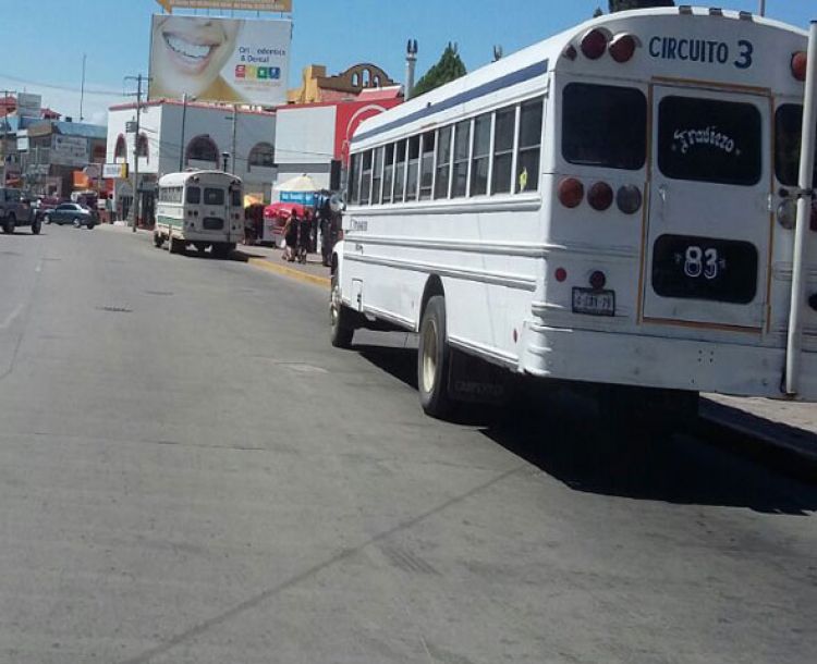 Cae mujer de camión&nbsp;urbano