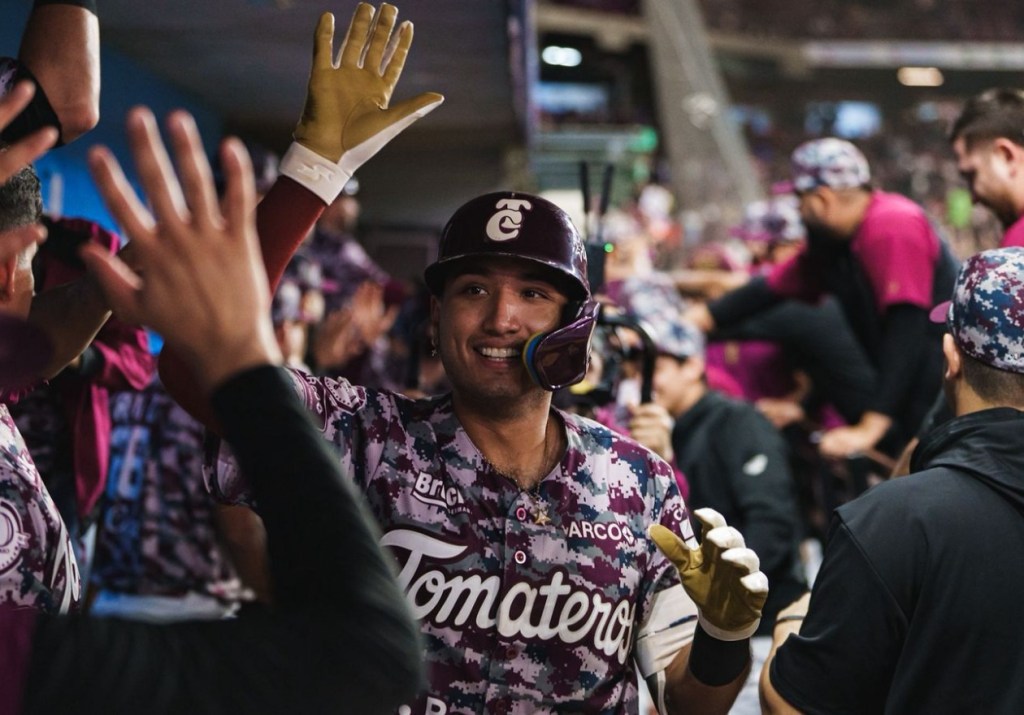 Tomateros sacan escobas sobre&nbsp;Naranjeros