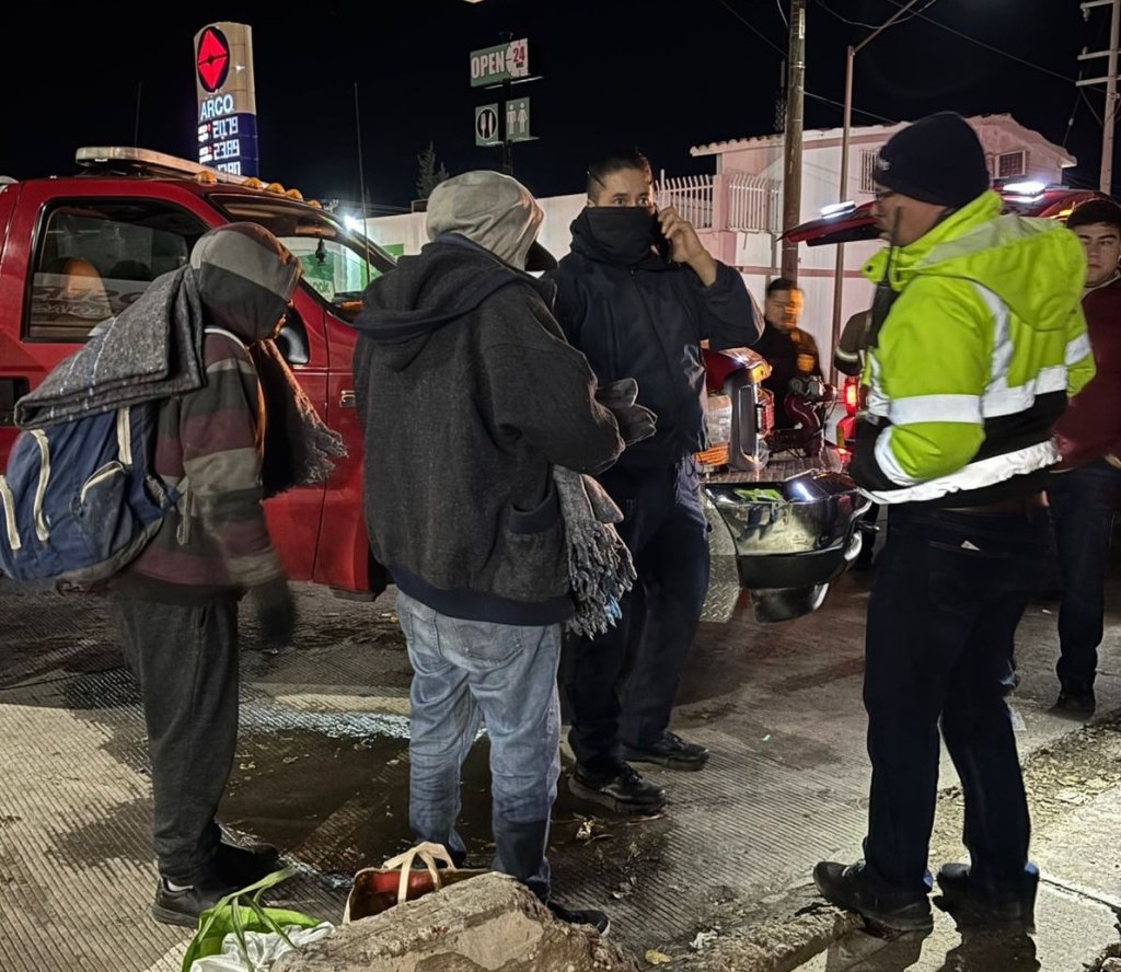 Reparten Bomberos ayuda a personas sin hogar