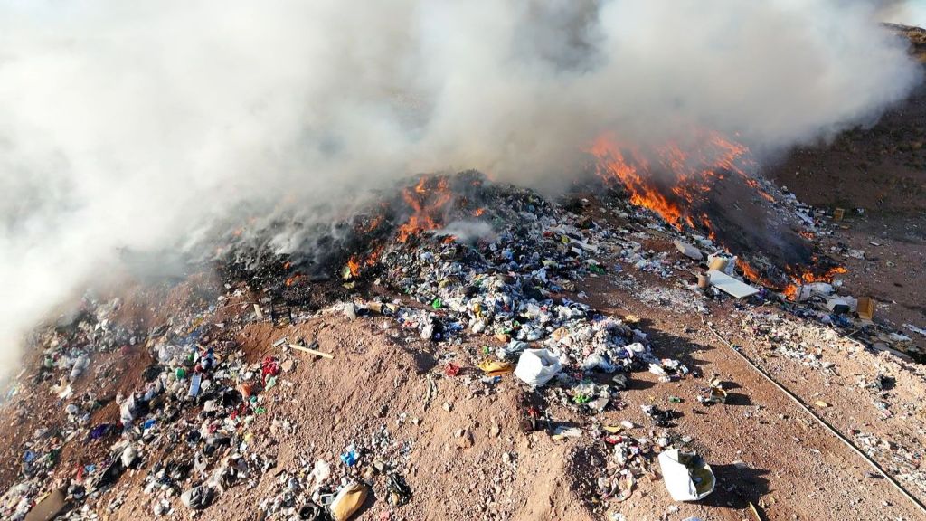 Luchan bomberos con incendio en Relleno Sanitario de&nbsp;Nogales